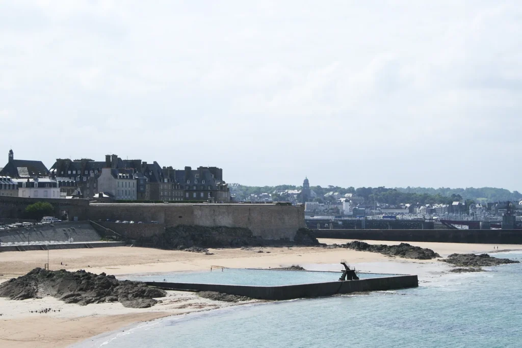 Playa y piscina de Bon Secours junto a las murallas de Saint-Malo