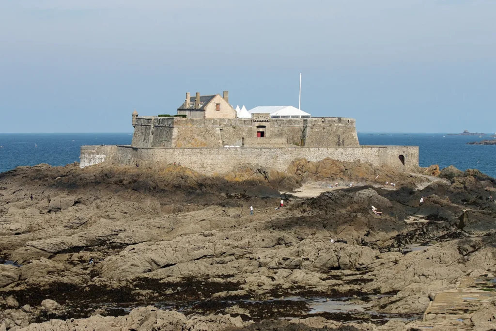 Fort National de Saint-Malo accesible con marea baja