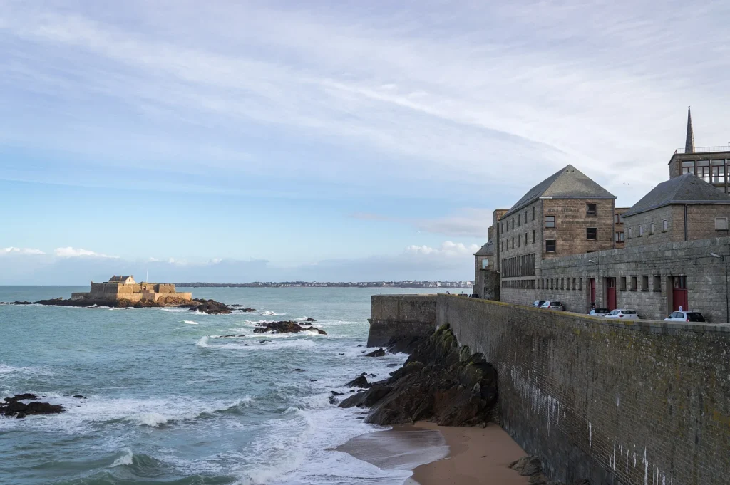 Murallas de Saint-Malo con el mar y las fortificaciones vistas desde el paseo
