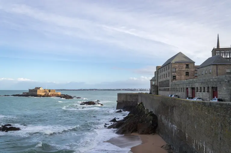Murallas de Saint-Malo con el mar y las fortificaciones vistas desde el paseo