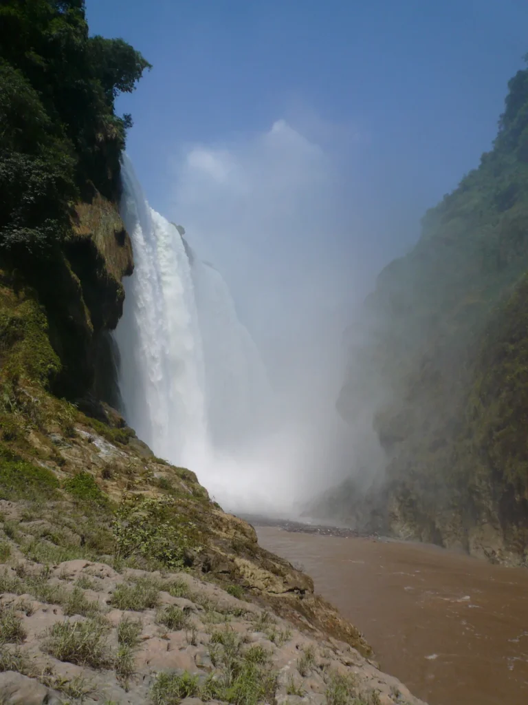 Cascada de Tamul en la Huasteca Potosina vista desde abajo