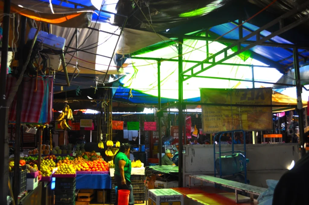 Mercado del centro de Tepoztlán con puestos y artesanías