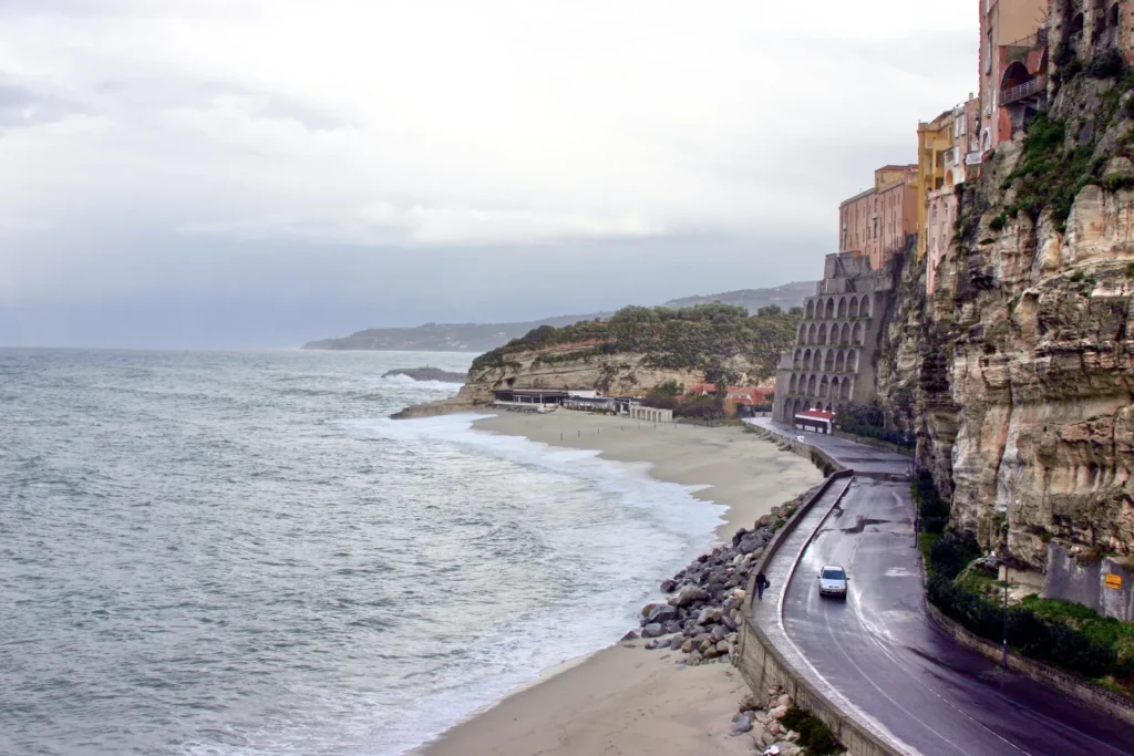 Vista de Tropea y su costa desde el lungomare