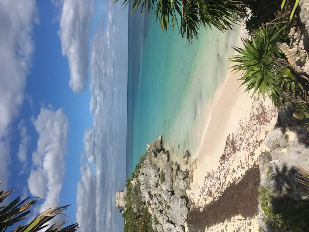 Vista de la zona arqueologica de Tulum frente al mar Caribe