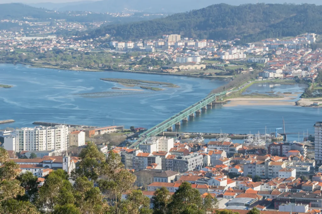 Ponte Eiffel sobre el río Lima en Viana do Castelo vista desde Santa Luzia