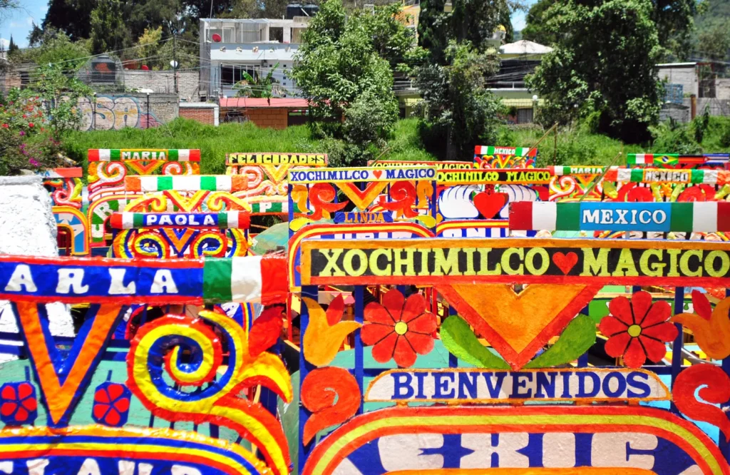 Trajineras en el embarcadero Nuevo Nativitas de Xochimilco