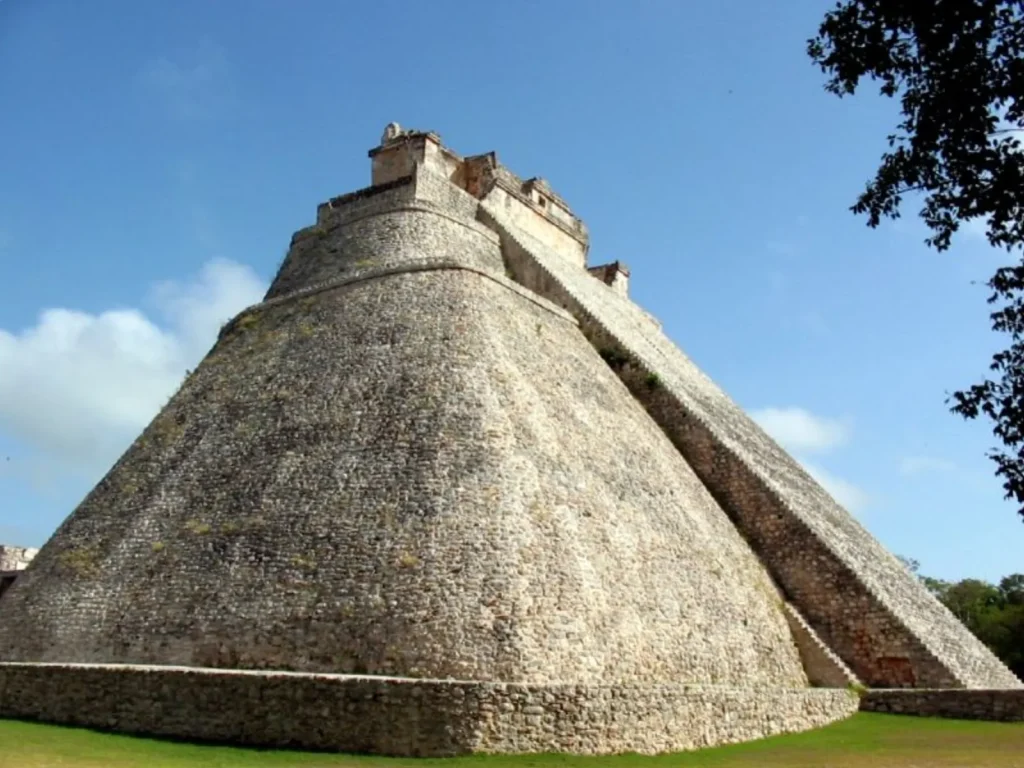 Pirámide del Adivino en Uxmal en la Ruta Puuc de Yucatán