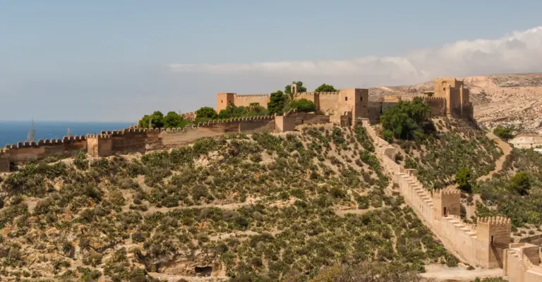 Vista de la Alcazaba de Almeria con murallas y ciudad al fondo