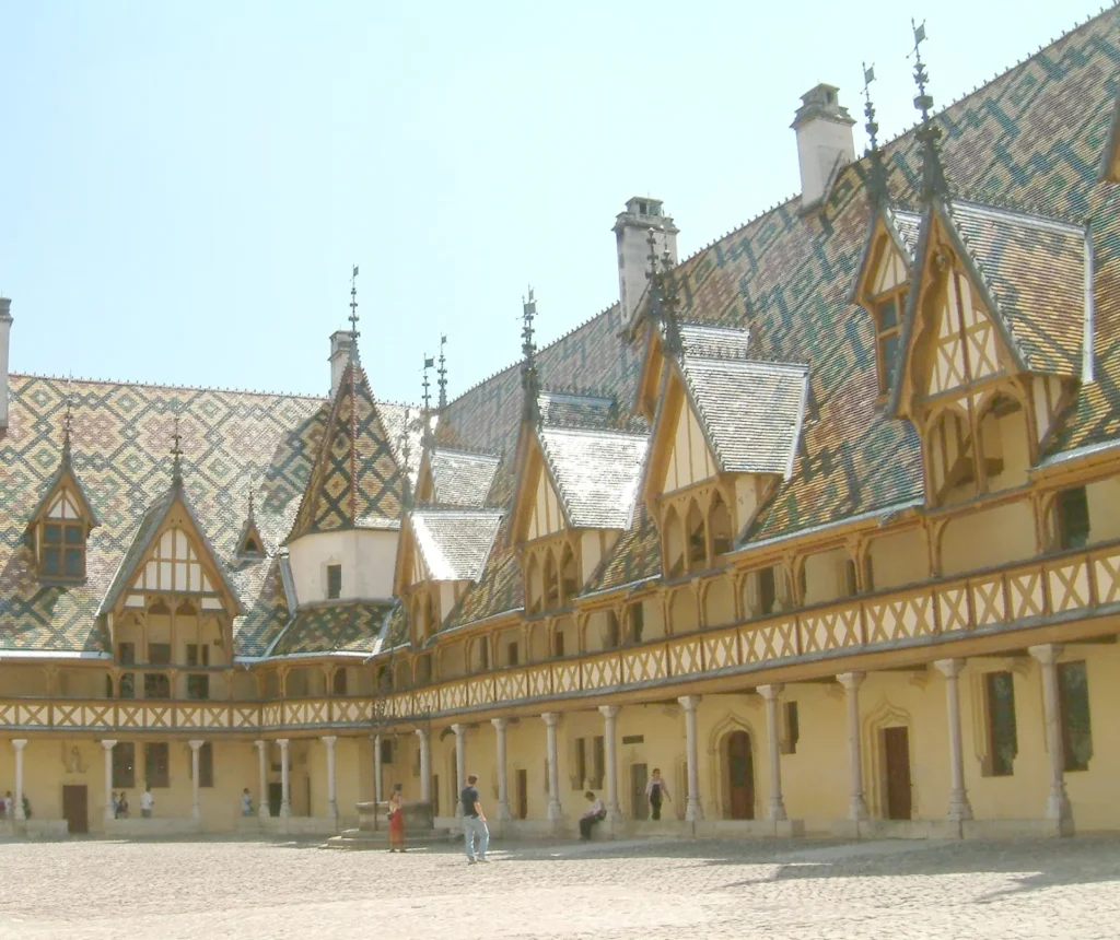 Patio de los Hospices de Beaune en Borgoña
