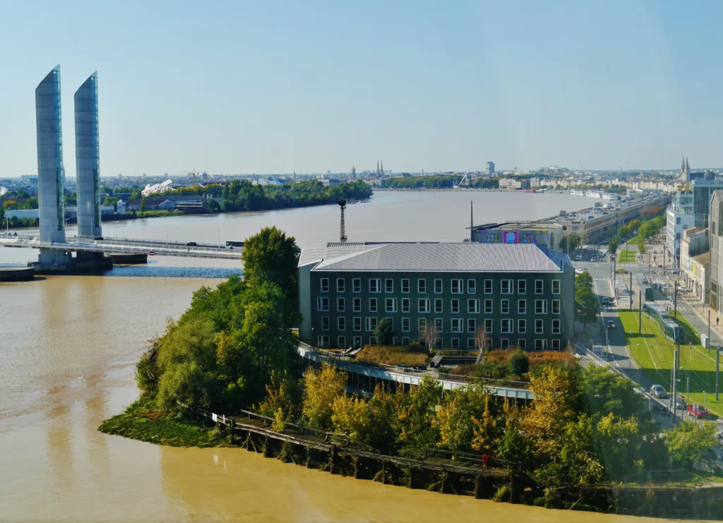 Edificio de La Cite du Vin junto al rio en Burdeos