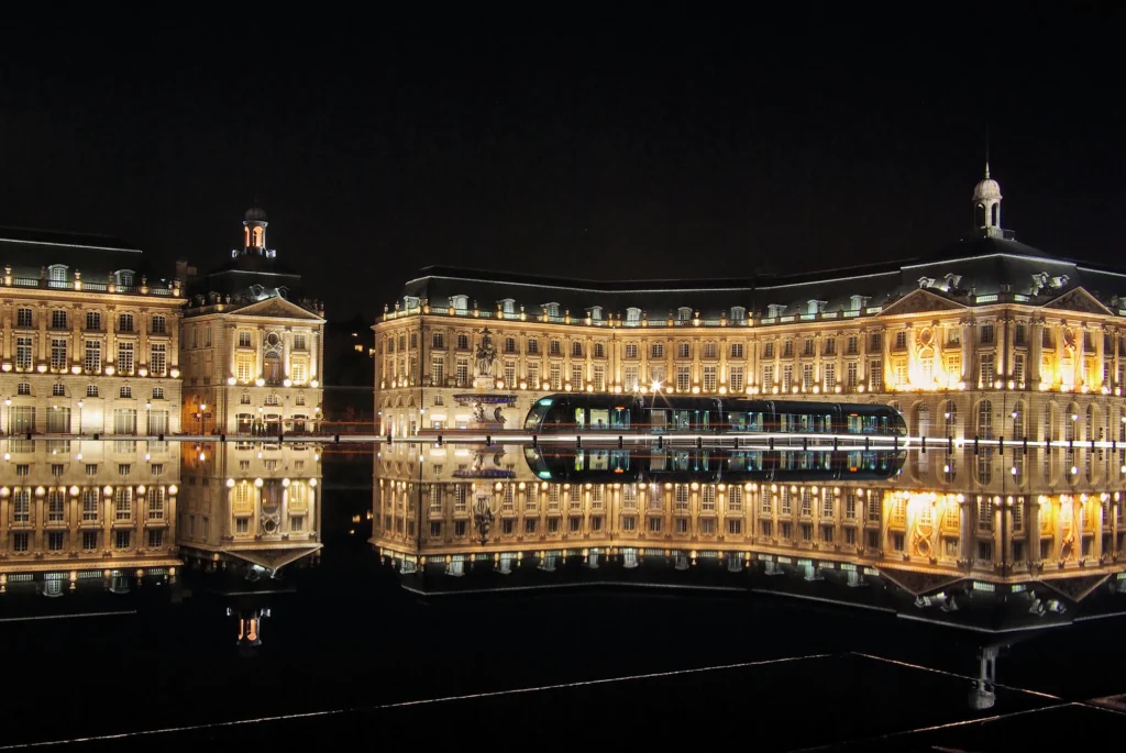 Place de la Bourse con tranvia en el centro historico de Burdeos