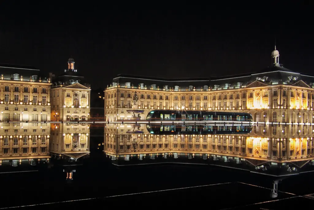 Place de la Bourse con tranvia en el centro historico de Burdeos