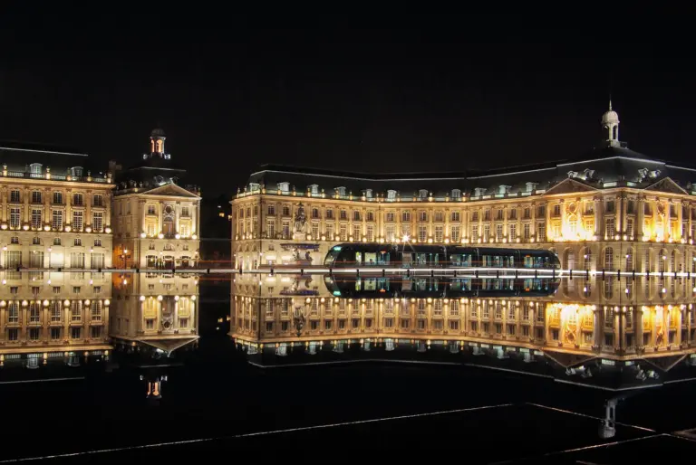 Place de la Bourse con tranvia en el centro historico de Burdeos