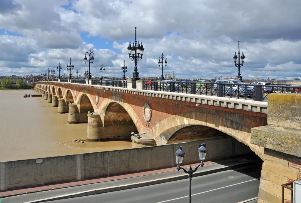 Pont de Pierre cruzando el rio Garona en Burdeos