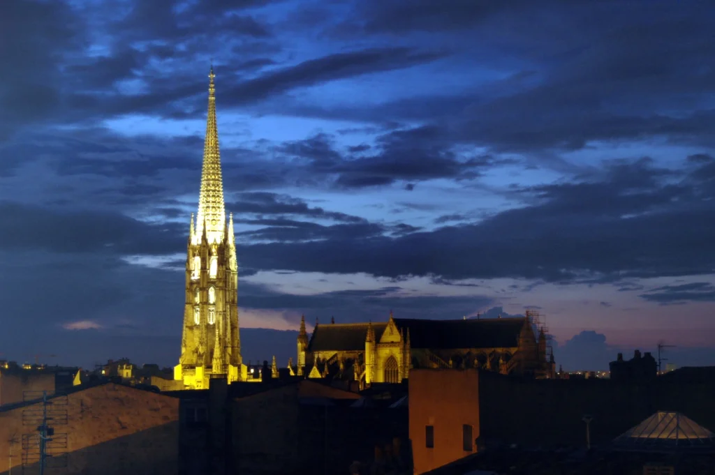 Basilica de Saint Michel en Burdeos con su torre gotica
