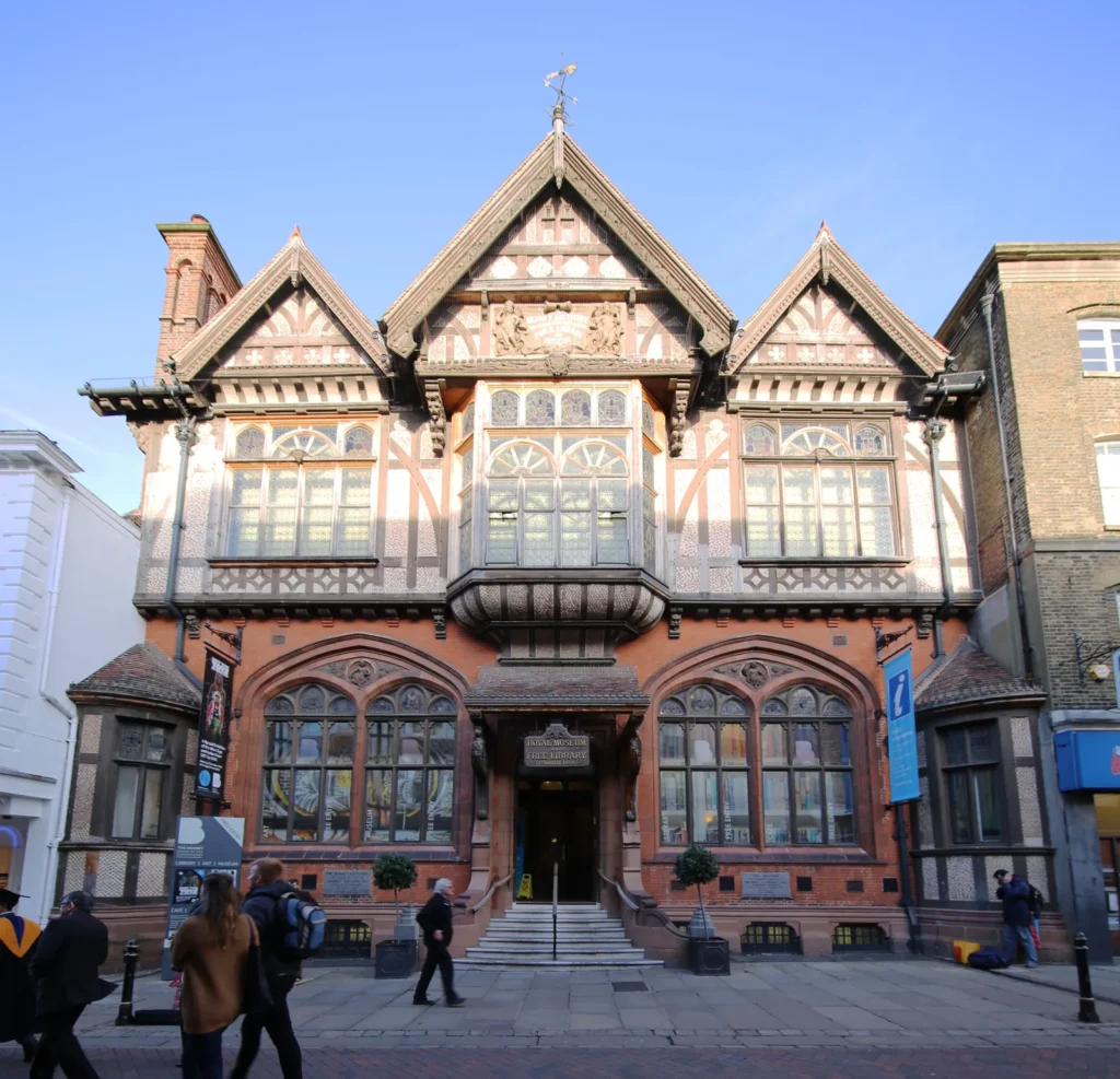 Fachada de The Beaney House of Art and Knowledge en Canterbury