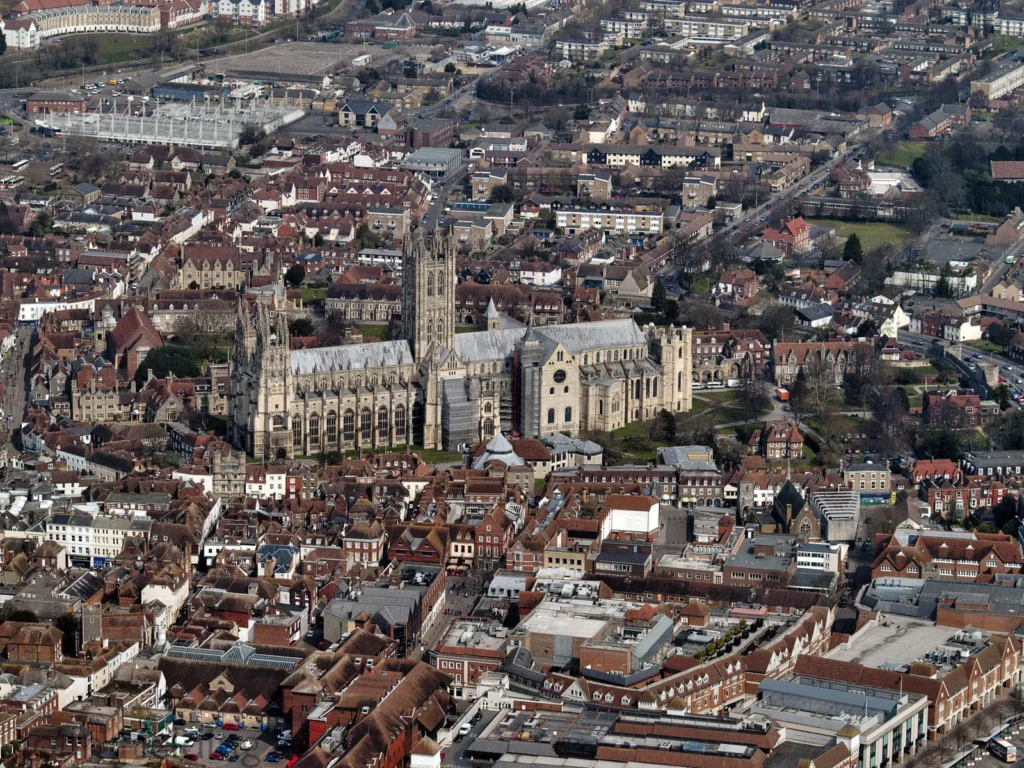 Vista aérea de la Catedral de Canterbury y el centro histórico