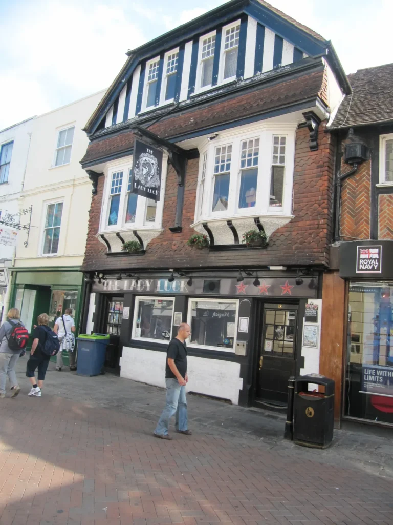 High Street de Canterbury durante una ruta a pie por el centro