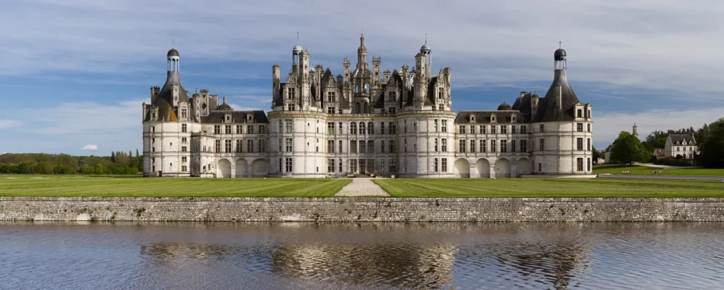 Fachada del castillo de Chambord en el Valle del Loira en Francia