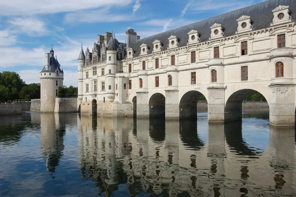 Castillo de Chenonceau cruzando el río Cher en el Valle del Loira
