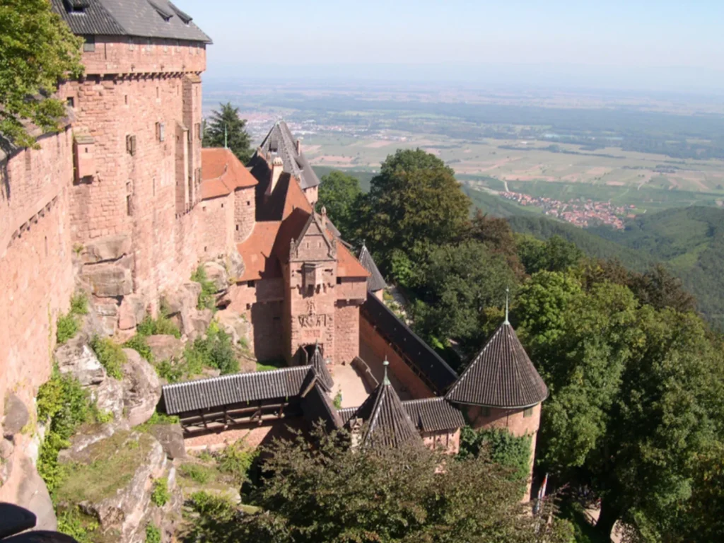 Torre del castillo de Haut-Koenigsbourg en Alsacia Francia
