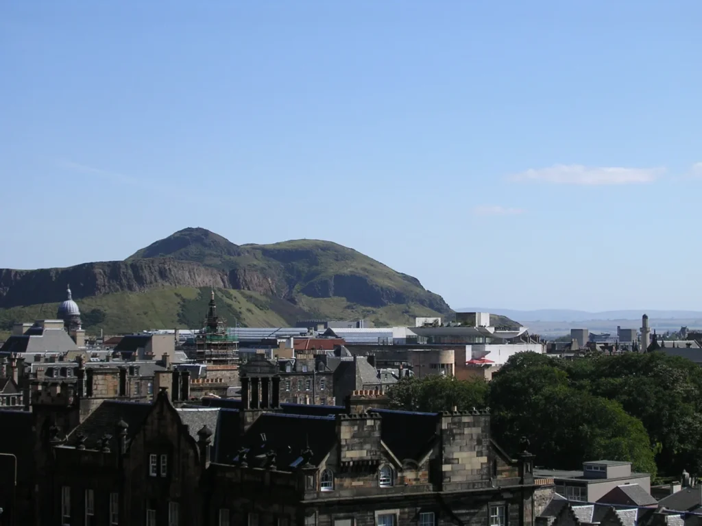 Arthur Seat y el casco antiguo de Edimburgo vistos desde el castillo