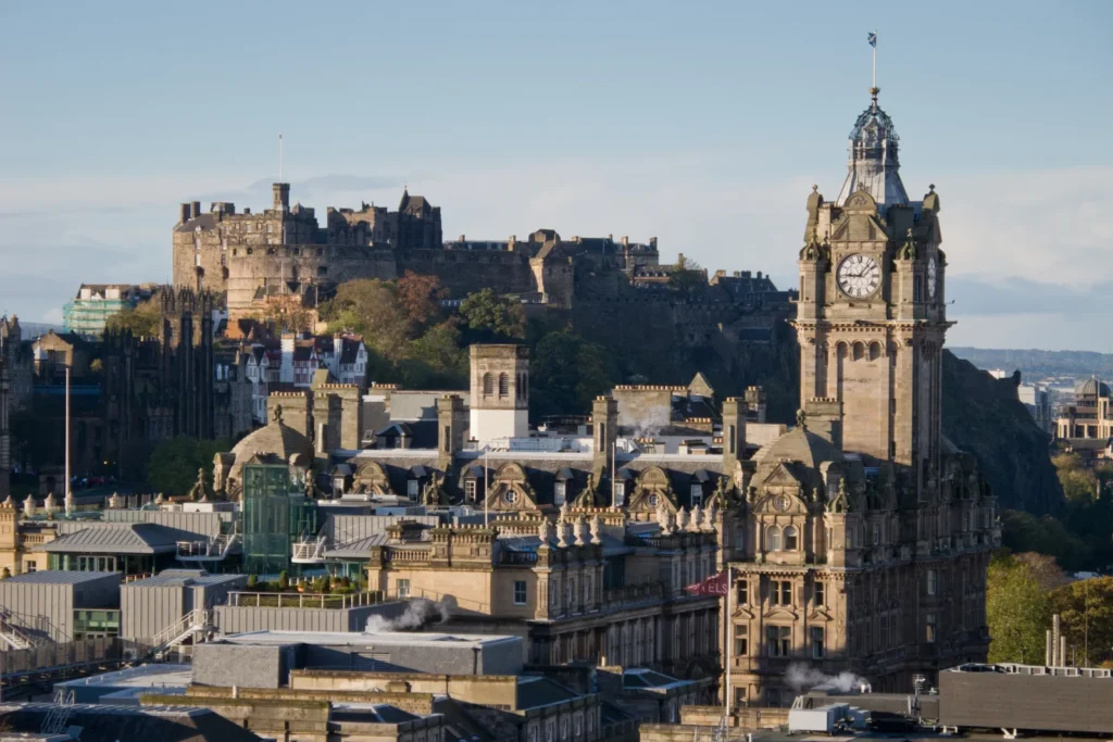 Vista panoramica de Edimburgo desde Calton Hill con monumentos y ciudad al fondo