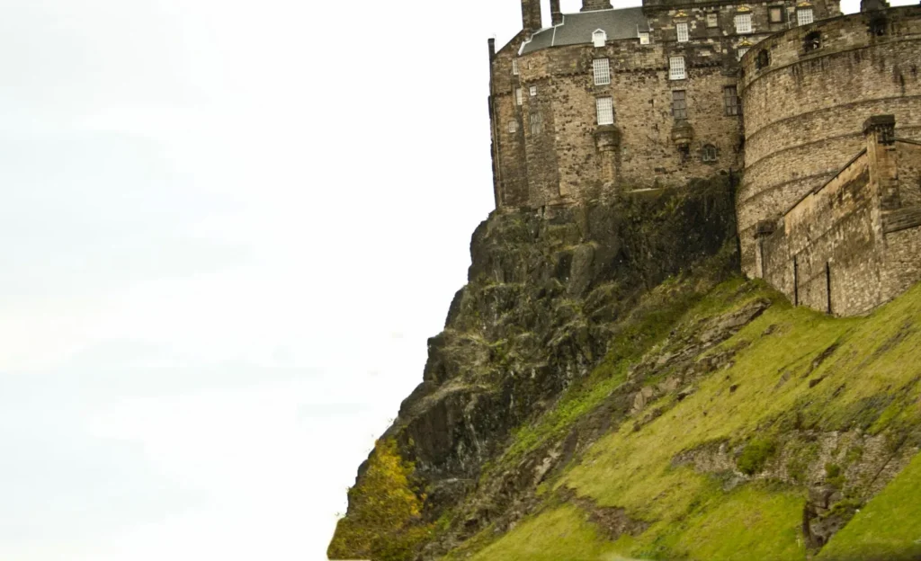 Castillo de Edimburgo visto desde la ciudad antigua de Edimburgo