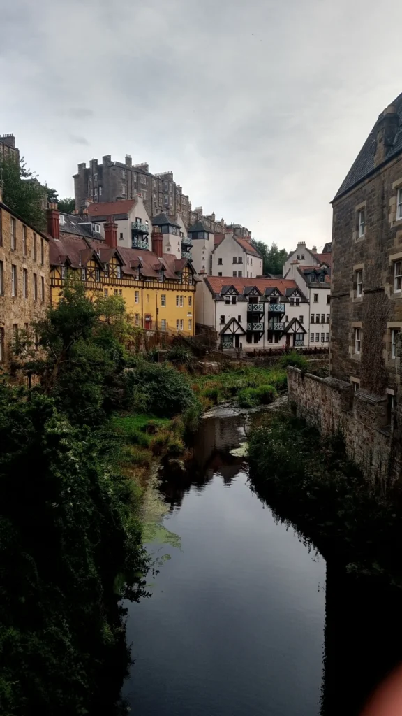 Dean Village en Edimburgo junto al Water of Leith desde Bells Brae Bridge