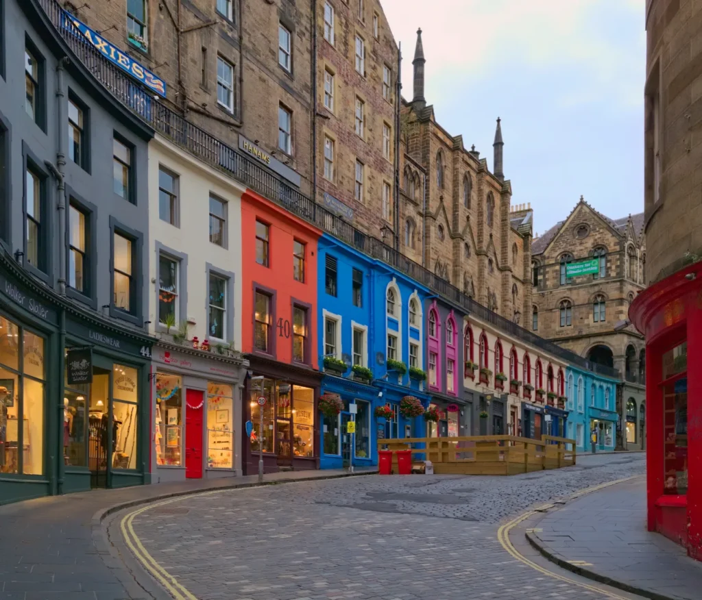 Victoria Street en Edimburgo con fachadas de colores y curva adoquinada