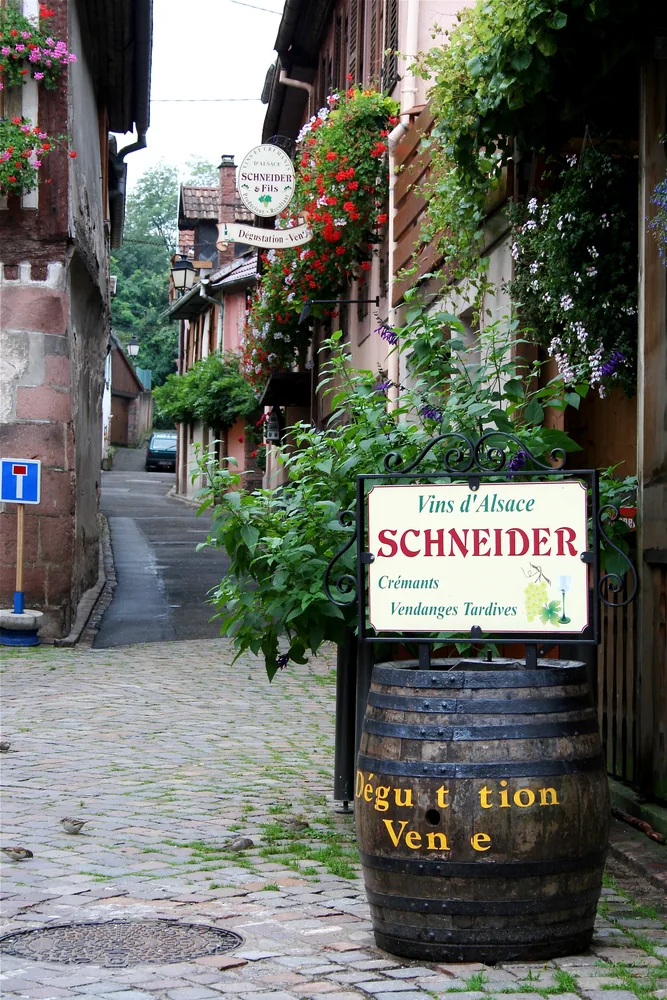 Bodega y casas tradicionales en Eguisheim, Alsacia