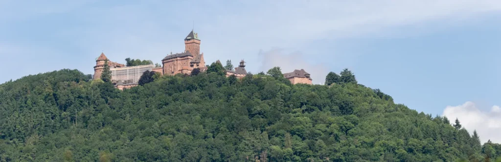Castillo de Haut-Koenigsbourg sobre la ruta por Alsacia