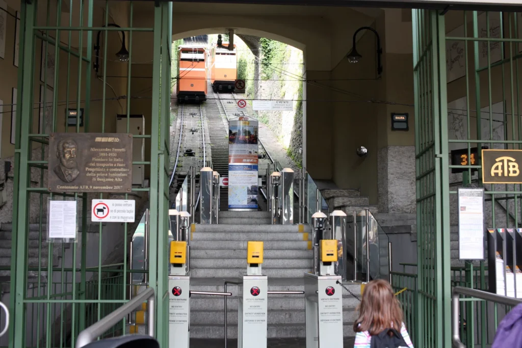 Funicular de Bérgamo hacia la Città Alta