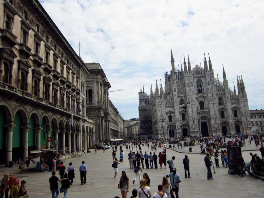 Fachada del Duomo de Milán en el centro de Lombardía