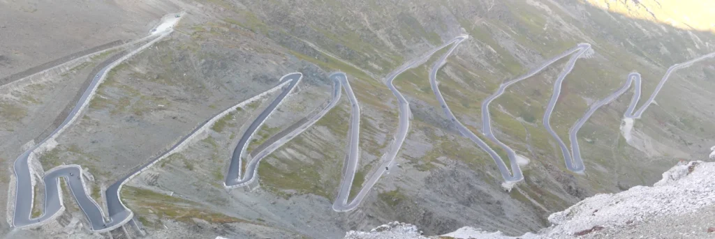 Curvas de carretera en el paso del Stelvio