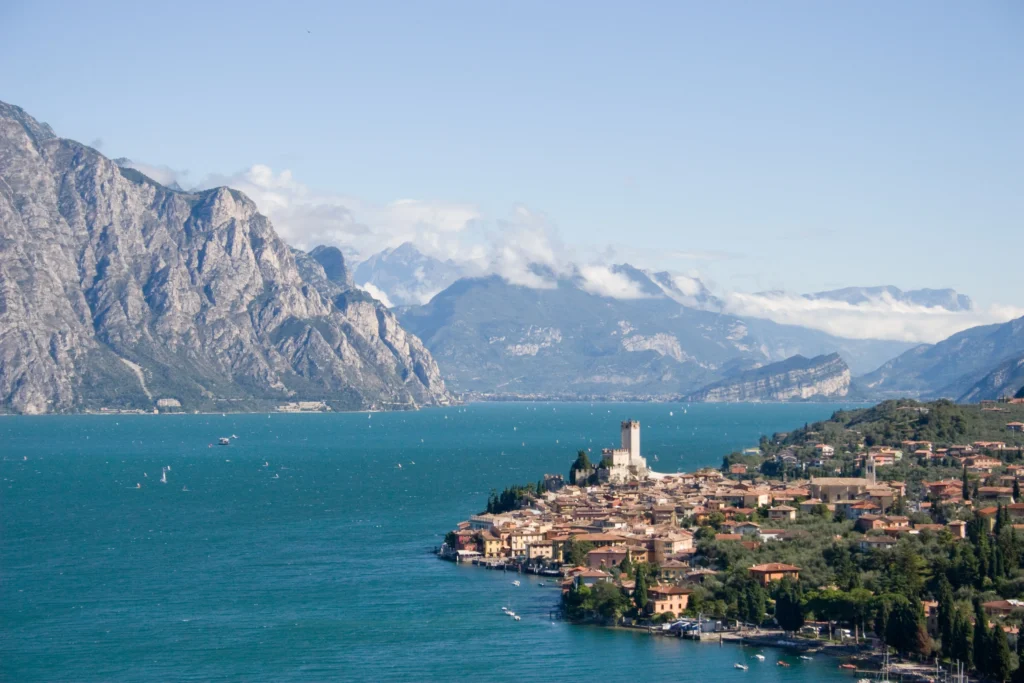 Malcesine y su castillo frente al Lago de Garda