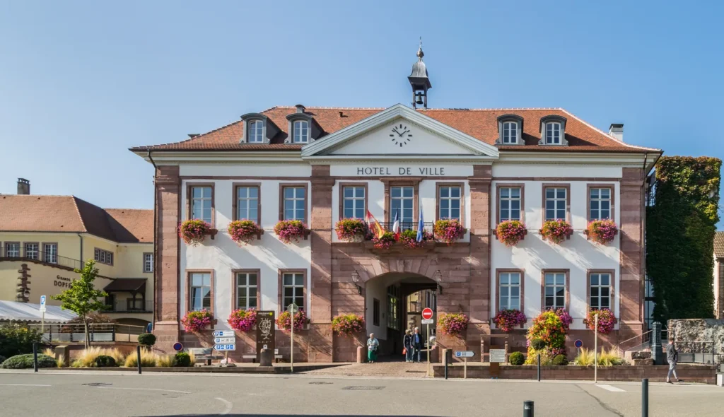 Calle y ayuntamiento de Riquewihr en la Ruta del Vino de Alsacia