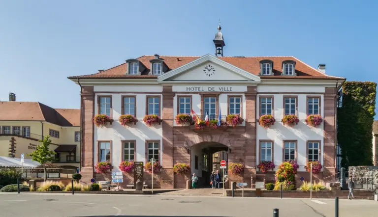 Calle y ayuntamiento de Riquewihr en la Ruta del Vino de Alsacia