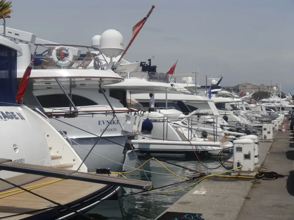 Port Vauban y barcos en Antibes dentro de la ruta por la Riviera Francesa