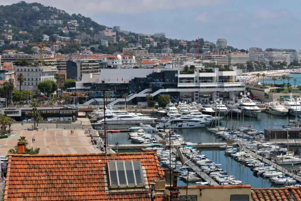 Palais des Festivals et des Congres en Cannes junto a la Croisette