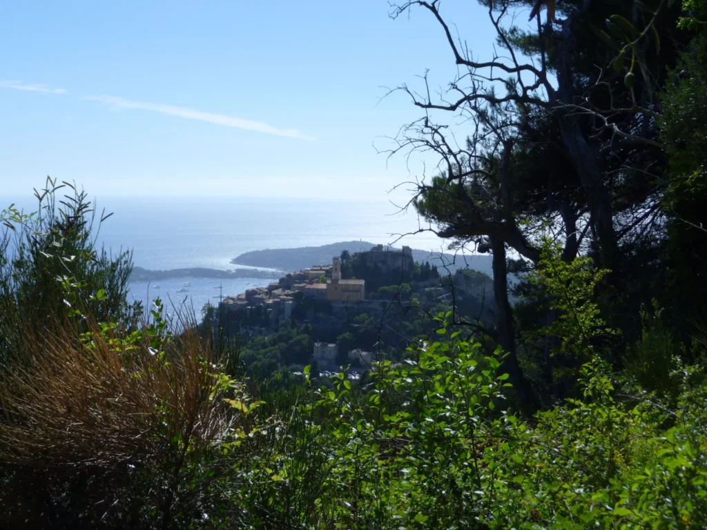 Calle empedrada del pueblo de Eze en la Costa Azul francesa