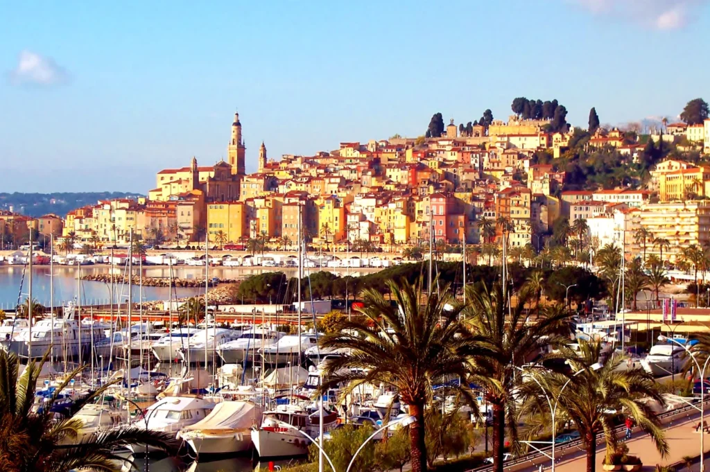 Vista de la vieja ciudad de Menton junto al mar en la Costa Azul