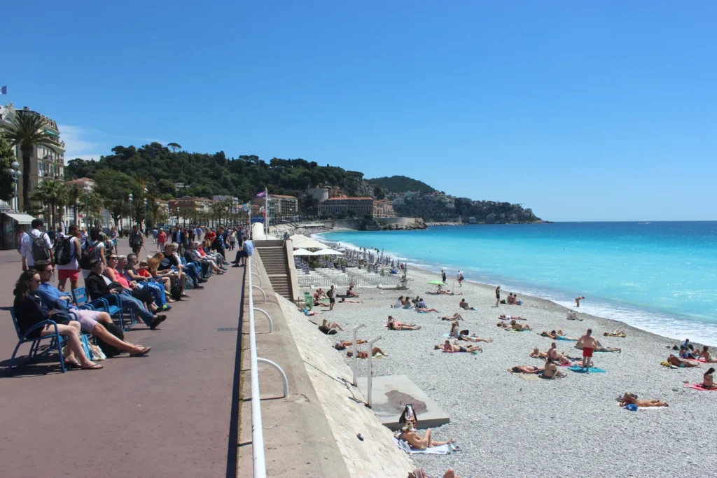 Paseo de los Ingleses en Niza junto al Mediterraneo en la Riviera Francesa