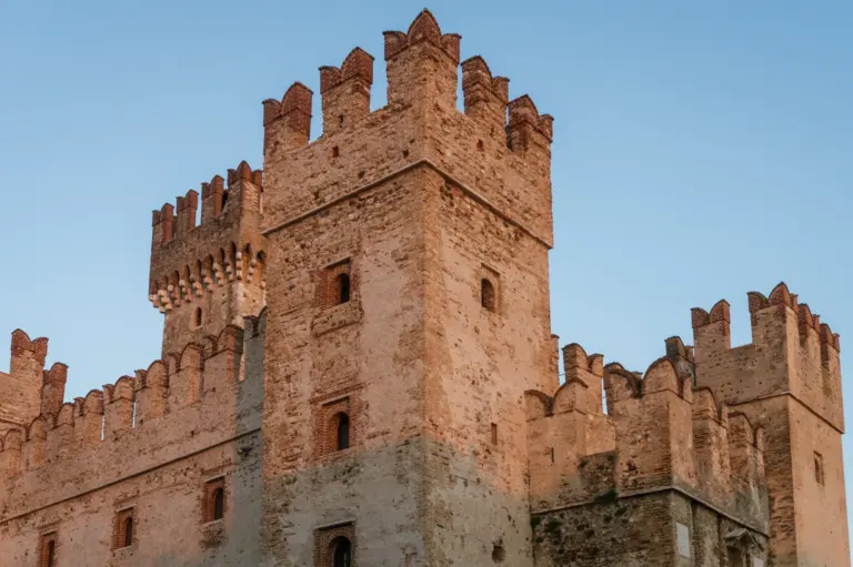 Castillo Scaligero de Sirmione junto al Lago de Garda