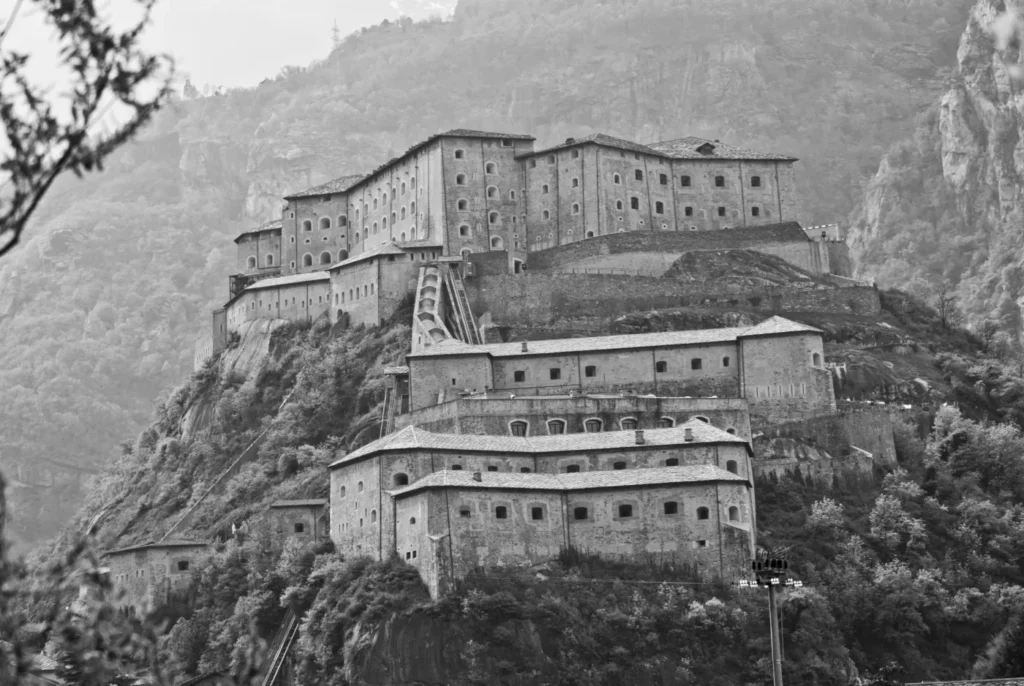 Fuerte de Bard en la entrada oriental del Valle de Aosta