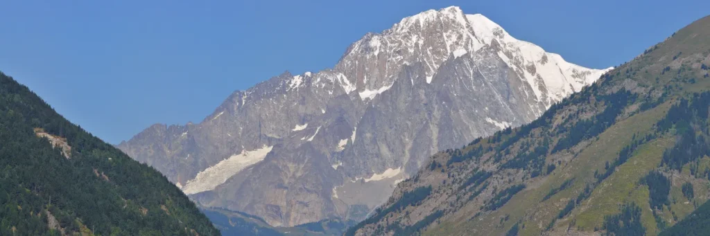 Mont Blanc visto desde el Valle de Aosta cerca de Courmayeur
