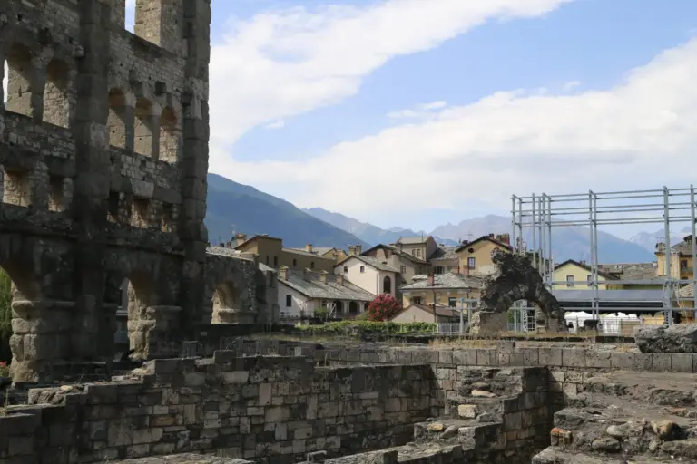 Teatro romano de Aosta en el centro historico del Valle de Aosta