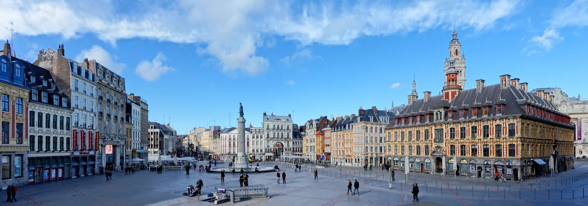Vista panorámica de la Grand-Place de Lille con la columna central y la Vieille Bourse