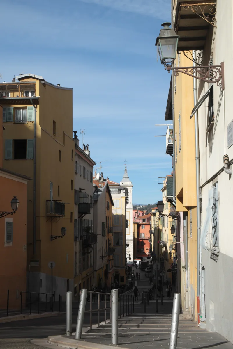 Calle del casco antiguo de Niza con escaleras, barandillas y fachadas de colores