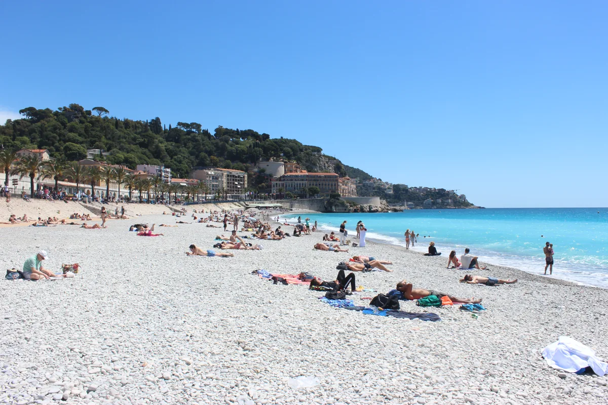 Playa de guijarros de Niza junto al paseo marítimo y el Mediterráneo